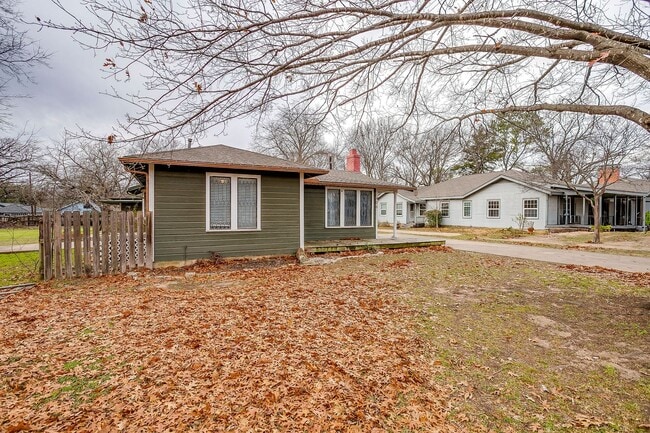 Building Photo - Amazing Historic 1940's Home in Original Cleburne- 4 Bed- 3 Bath w/ Multiple Living Areas- 76033