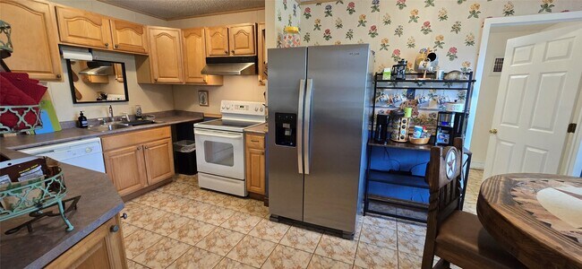 Building Photo - 17018 Water Oak Dr