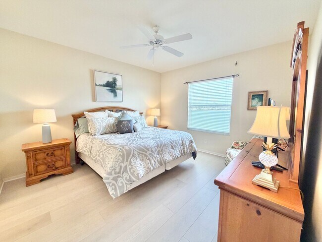 Building Photo - ** CROWN POINTE SHORES ** 2 BED + DEN / 2 BATH - GARAGE - TURNKEY FURNISHED - ANNUAL RENTAL