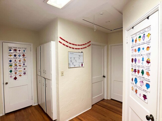 Building Photo - Large 3 Bedroom, 2 Bathroom Home w/ Study ...