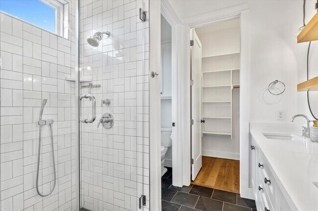 Building Photo - 4020 Valley View Rd