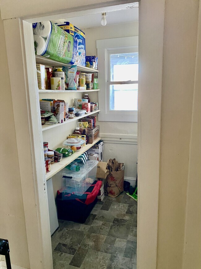 Building Photo - 173 Hillside St