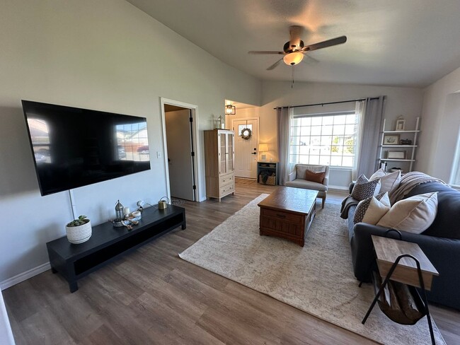 Building Photo - Beautiful 3/2 Home With Backyard Oasis!