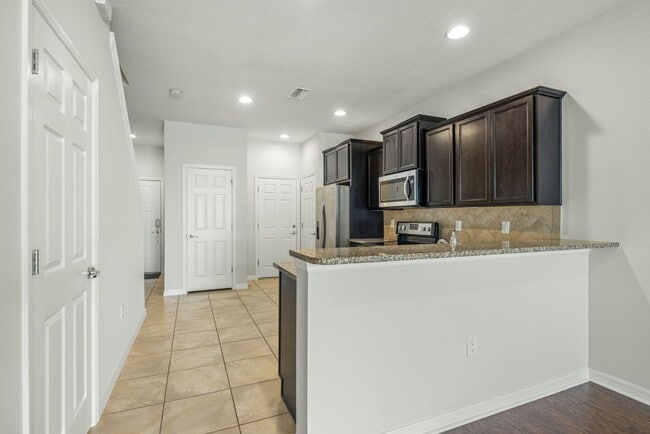 Building Photo - 9210 Hillcroft Dr