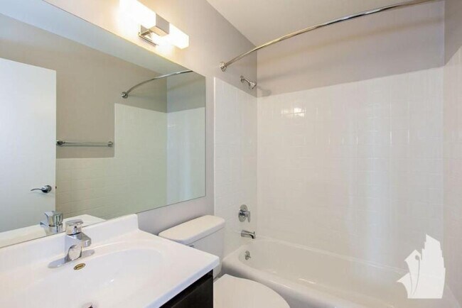 Building Photo - 2 bedroom in Chicago IL 60660