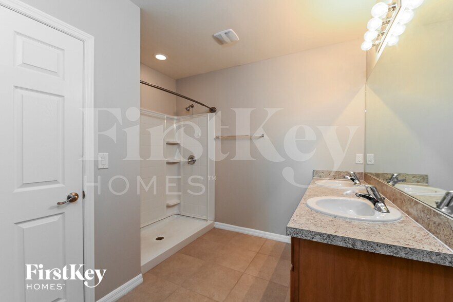 Building Photo - 2702 SW 9th Pl