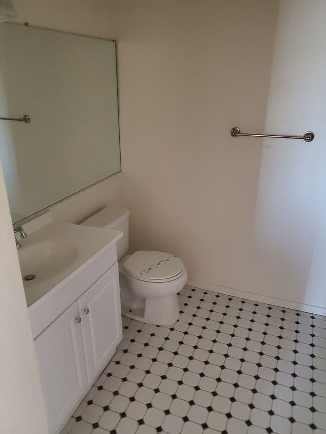 Building Photo - Cute 2 bedroom 2 bath condo