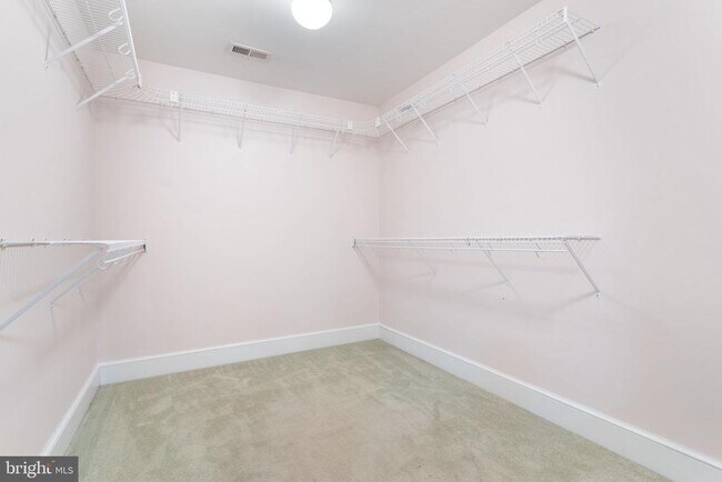 Building Photo - 45105 Mill Creek Way