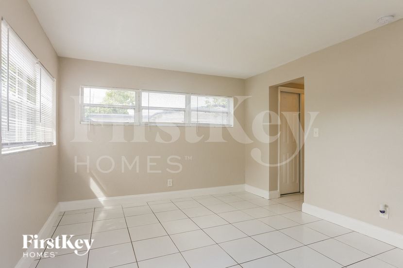 Building Photo - 2700 NE 13th Terrace