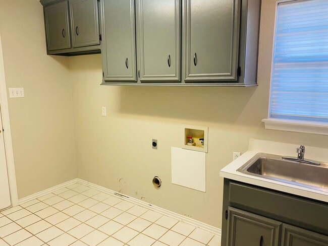 Building Photo - Pre-Leasing - 4 bed 2.5 bath - Frenship ISD