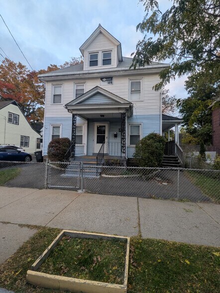 Building Photo - 37 Pond St