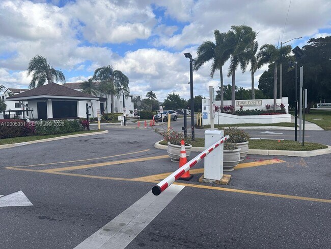 Building Photo - 215 Lake Pointe Dr