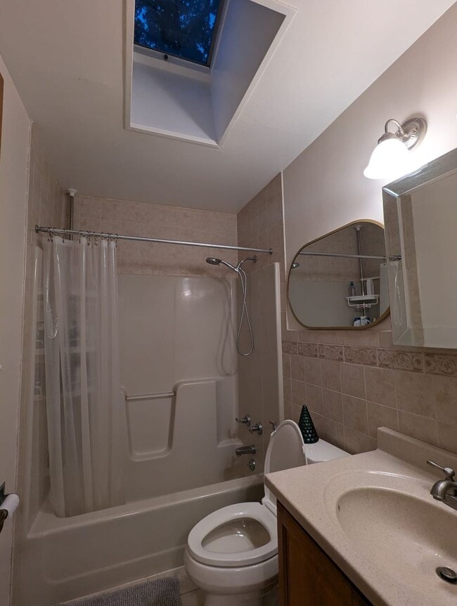 Building Photo - Beautiful 3-bedroom, 1.5-bathroom split-le...