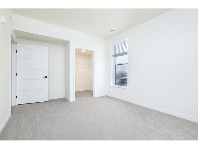 Building Photo - 28 7th St NE