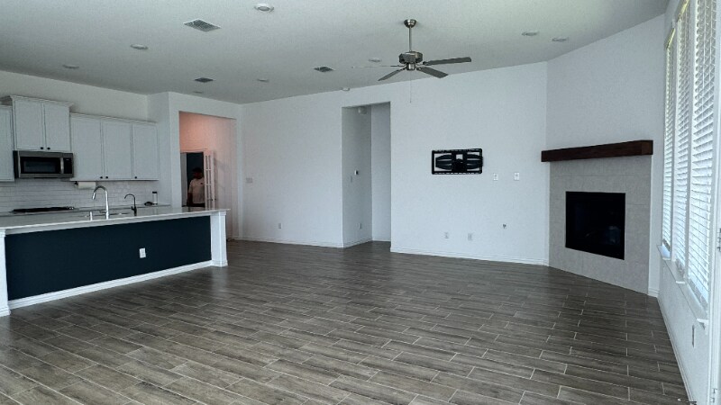 Building Photo - 917 Rosebay Dr