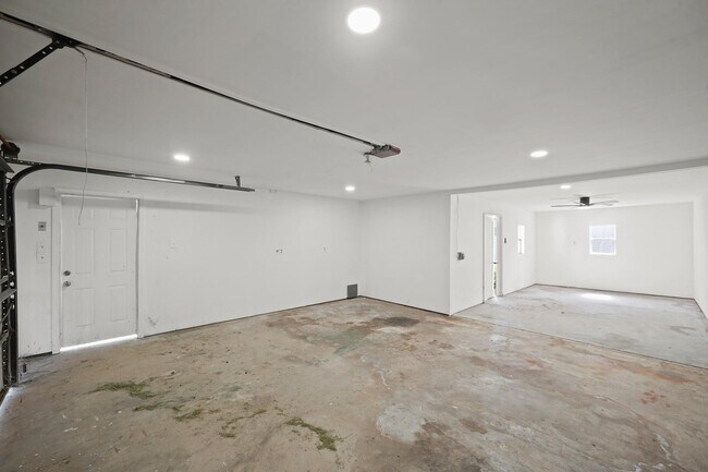 Building Photo - 5943 Greenmont Dr