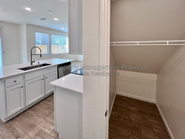 Building Photo - 1526 Woodhill Ln
