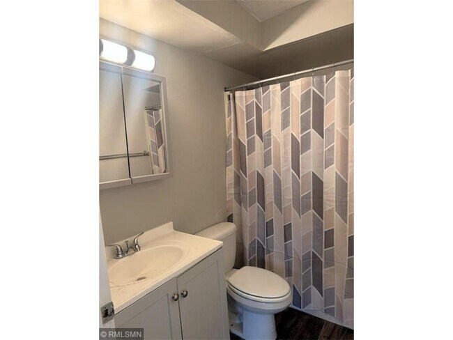 Building Photo - 880 E 6th St