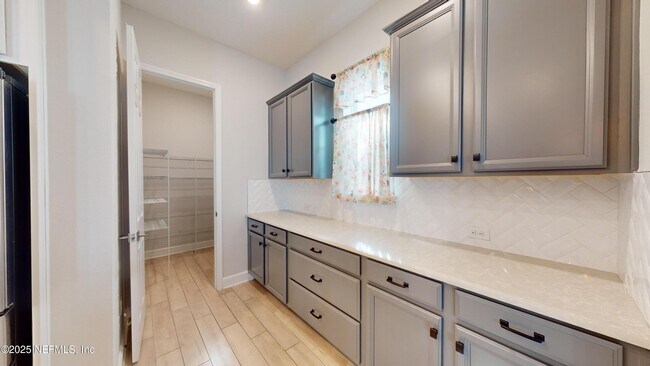 Building Photo - 202 Ashbury St