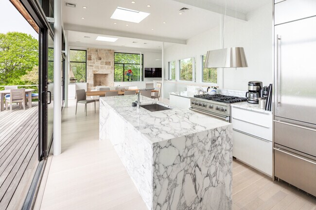 Building Photo - 43 Surfside Ave