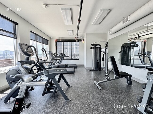 Building Photo - 306 E 12th St