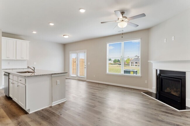 Building Photo - Contemporary 3 bed 2.5 Bath Town Home in Oakwood! Mundy Mill Township