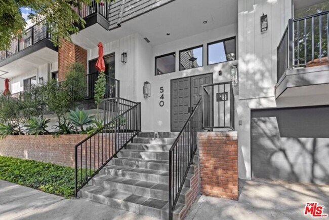 Building Photo - 540 N W Knoll Dr