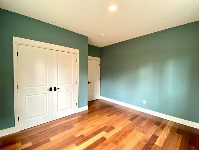 Building Photo - Spacious 3 BR w/ all wood floors and great midtown Bend location