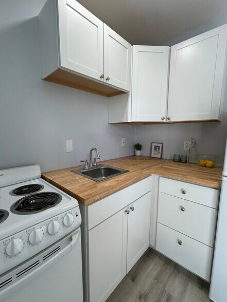 Building Photo - 3219 Roscoe Ave