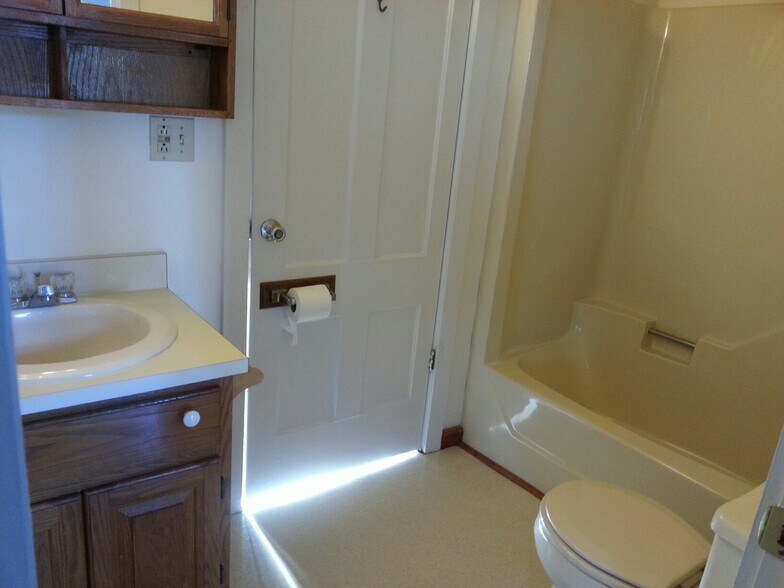 Building Photo - 529 Quinnipiac Ave