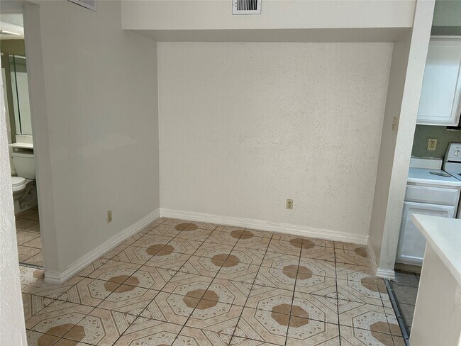 Building Photo - 3900 Woodchase Dr