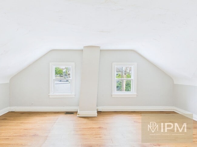 Building Photo - Available Now! Beautiful 3Bedroom, 1 Bath ...