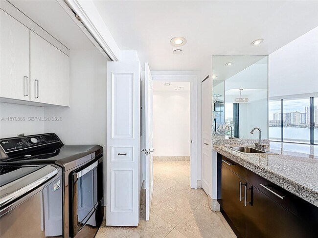 Building Photo - 2800 Island Blvd