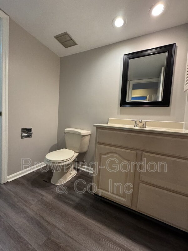 Building Photo - 5025 Hillsboro Dr