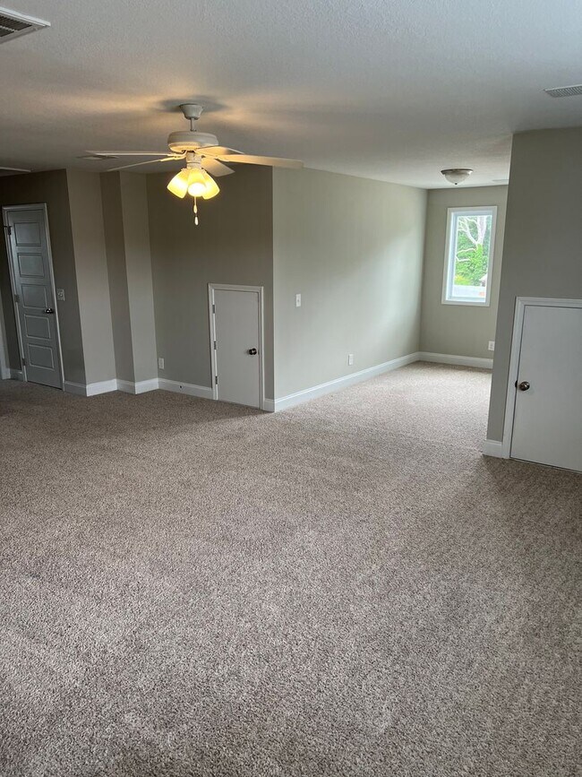 Building Photo - Spacious 4 Bedroom Home in Sango