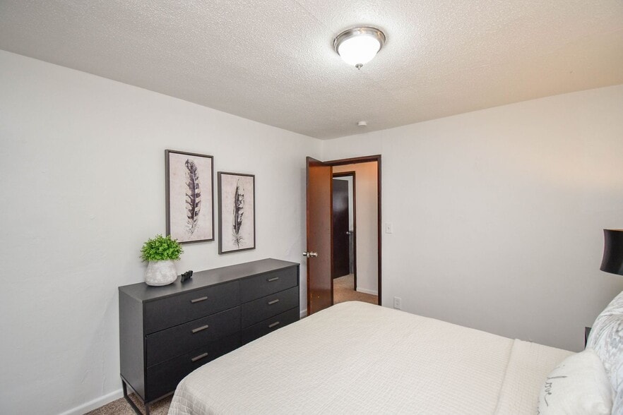 Building Photo - 306 S Chicago Ave