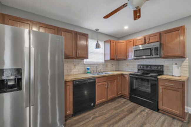 Building Photo - Knoxville 37912 - 3 bedroom 2 bath - call Kathy Leveille 865-556-0370