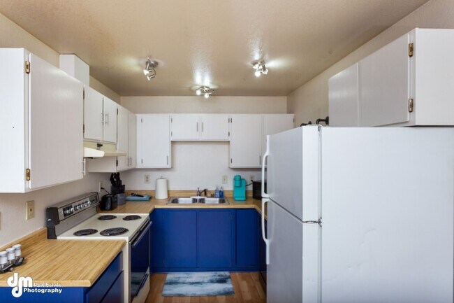 Building Photo - 887 E 76th Ave