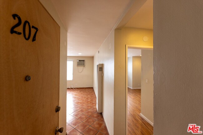 Building Photo - 947 Westmoreland Ave