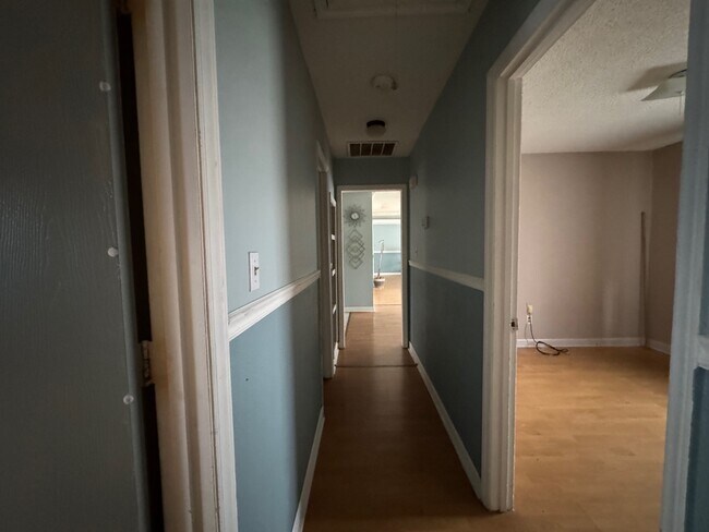 Building Photo - 8027 Country Oaks Rd