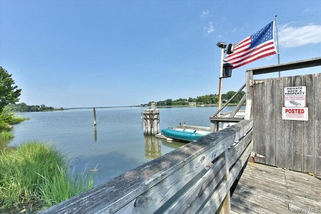 Building Photo - 320 E Shore Rd