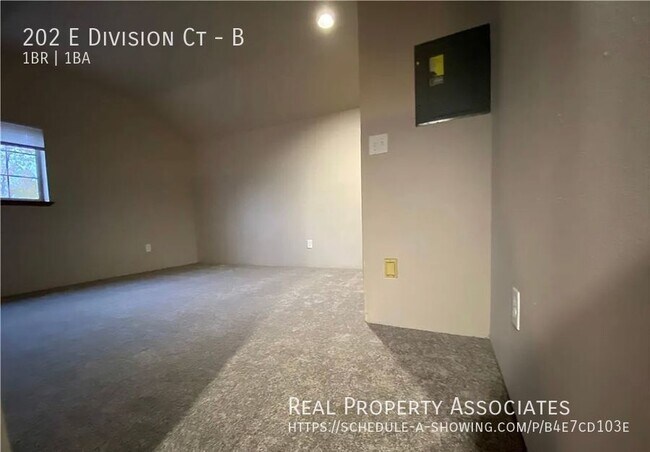 Building Photo - 202 E Division Ct