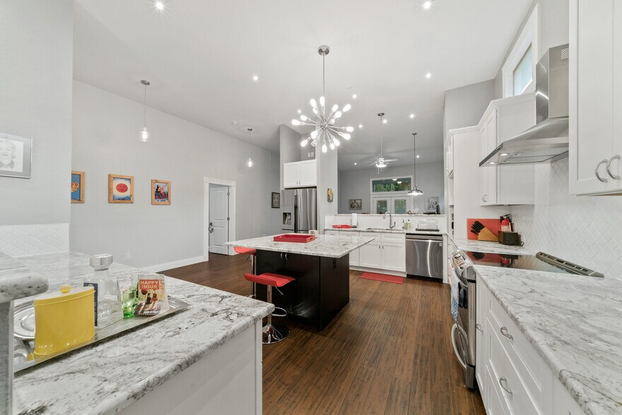 Building Photo - 510 E Mistletoe Ave