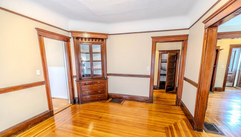 Building Photo - 46 Paulina St