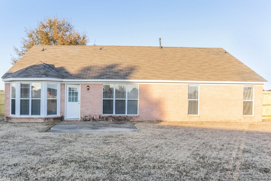 Building Photo - 4241 Meadow Creek Dr
