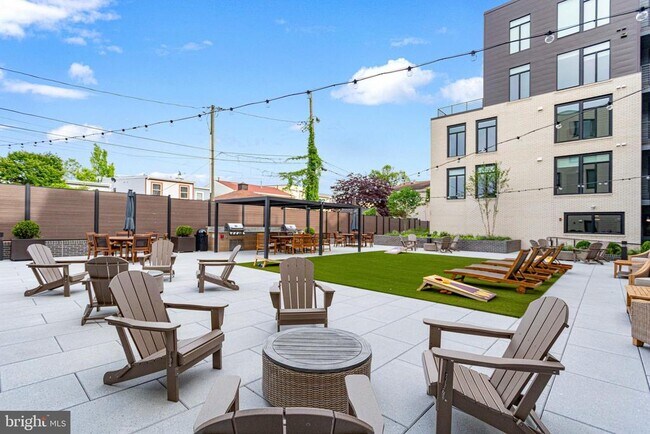 Building Photo - 701 N Henry St