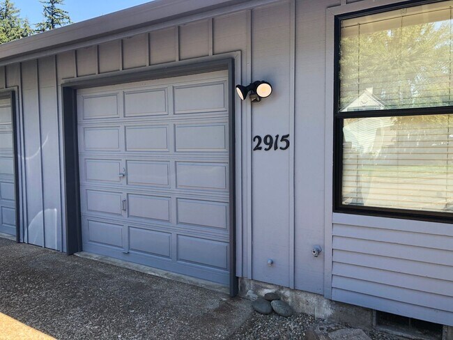 Building Photo - 2-bedroom 2-bathroom duplex with 2 garages in Eugene!
