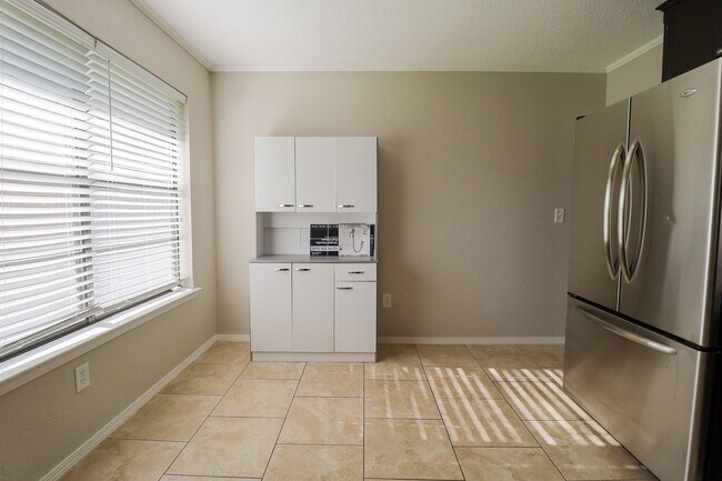 Building Photo - This Beautiful Home by Hunter Park is Wait...