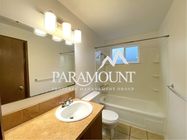 Building Photo - 3 Bedroom 2 Bath Oasis in Port Orchard!