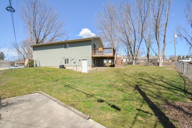 Building Photo - End-of-Cul de Sac 4 Bed 2 Bath Available f...